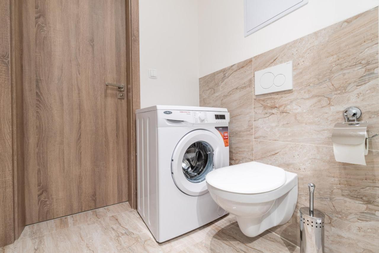 Brand New Studio Apartment #21 With Free Secure Parking In The Center Πράγα Εξωτερικό φωτογραφία