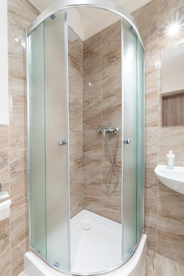 Brand New Studio Apartment #21 With Free Secure Parking In The Center Πράγα Εξωτερικό φωτογραφία
